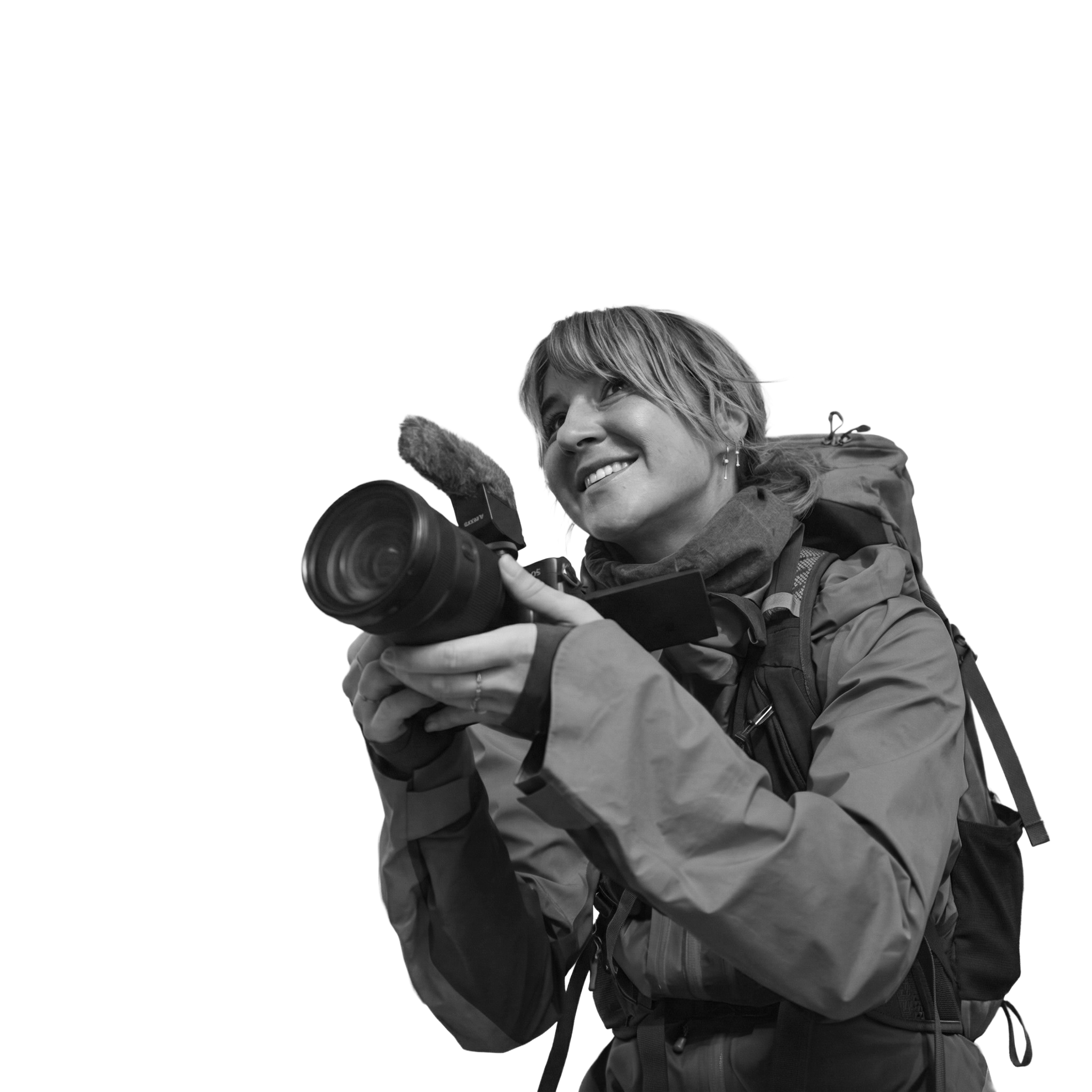 Chloé Crétois, photographe et vidéaste, appareil photo à la main